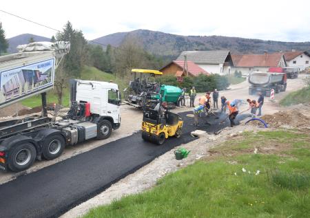 ASFALTIRANJE CESTE SKOZI SELŠČEK 06 FOTO LJUBO VUKELIČ
